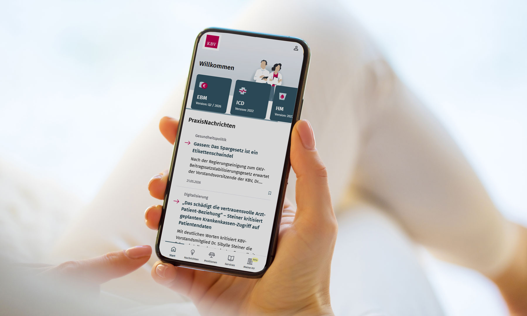 Hände, die Handy mit geöffneter KBV-App halten